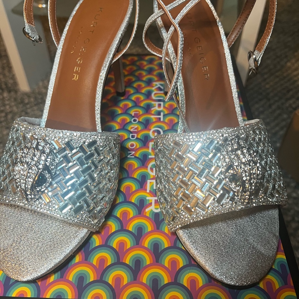 Women size 8.5 pumps worn for 3 hours, very stylish and comfortable!!